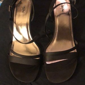 Woman’s satin dress shoe size9